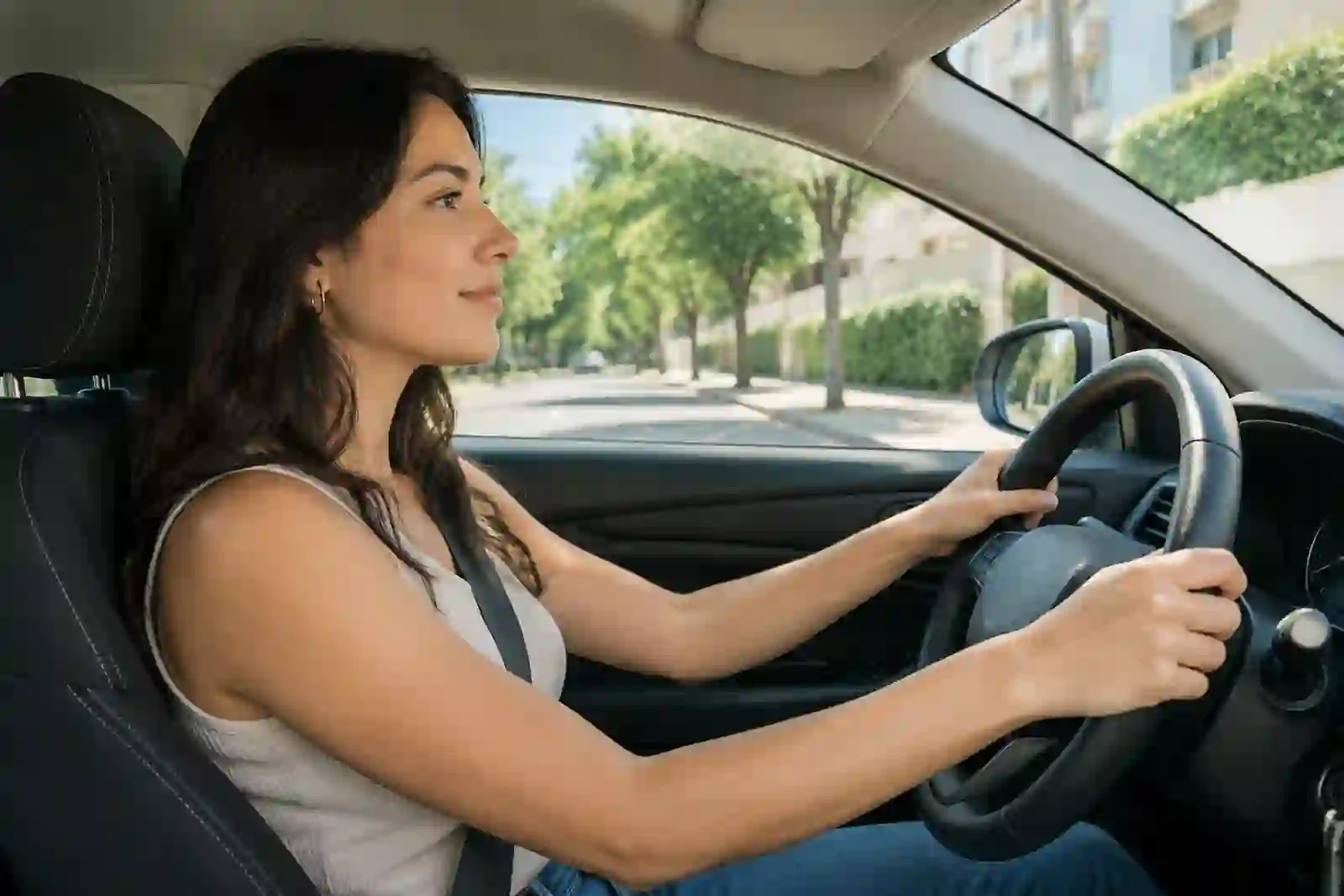 Condutora em uma aula prática de direção em uma rua tranquila